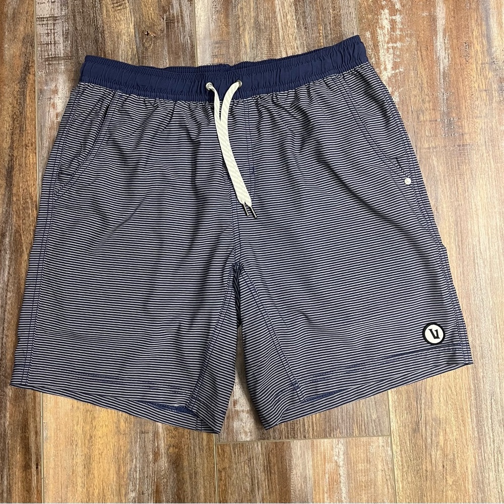 Vuori Men’s short Navy and Gray Stripe size Large